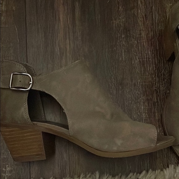 Carlos Santana Brown High Vamp Suede Clogs - Picture 2 of 4